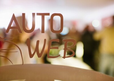 Le logo Auto Web en brun