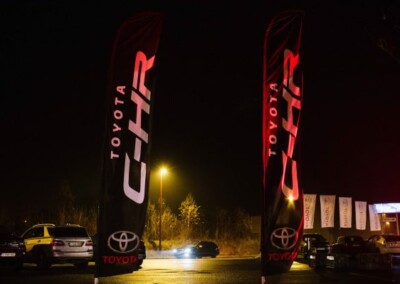 Les banderoles à l'effigie du lancement du nouveau produit Toyota CHR