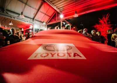 Une housse rouge avec le logo de la marque Toyota
