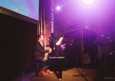 Un musicien qui joue du piano sur la scène