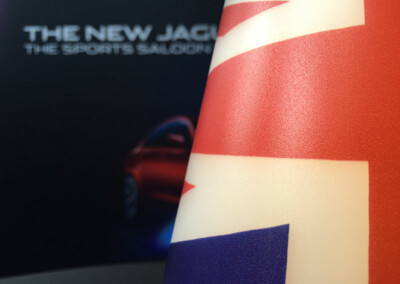 Gros plan sur un panneau promotionnel "The new jaguar" en arrière-plan