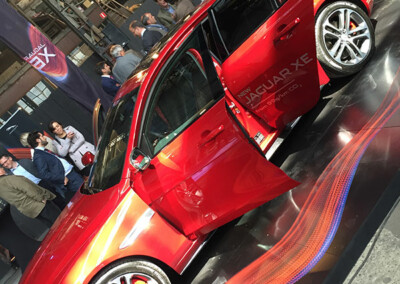 Jaguar Xe rouge en exposition lors de l'événement du lancement de la voiture