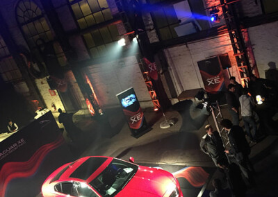 Lancement de la nouvelle voiture Jaguar Xe rouge