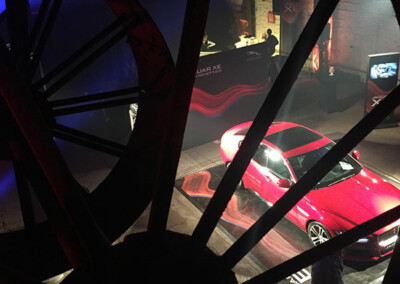 Jaguar Xe rouge en exposition lors de son lancement